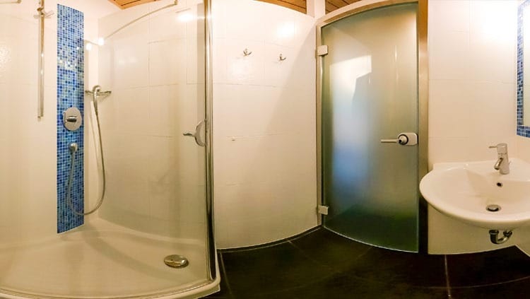 Single shower cubicles